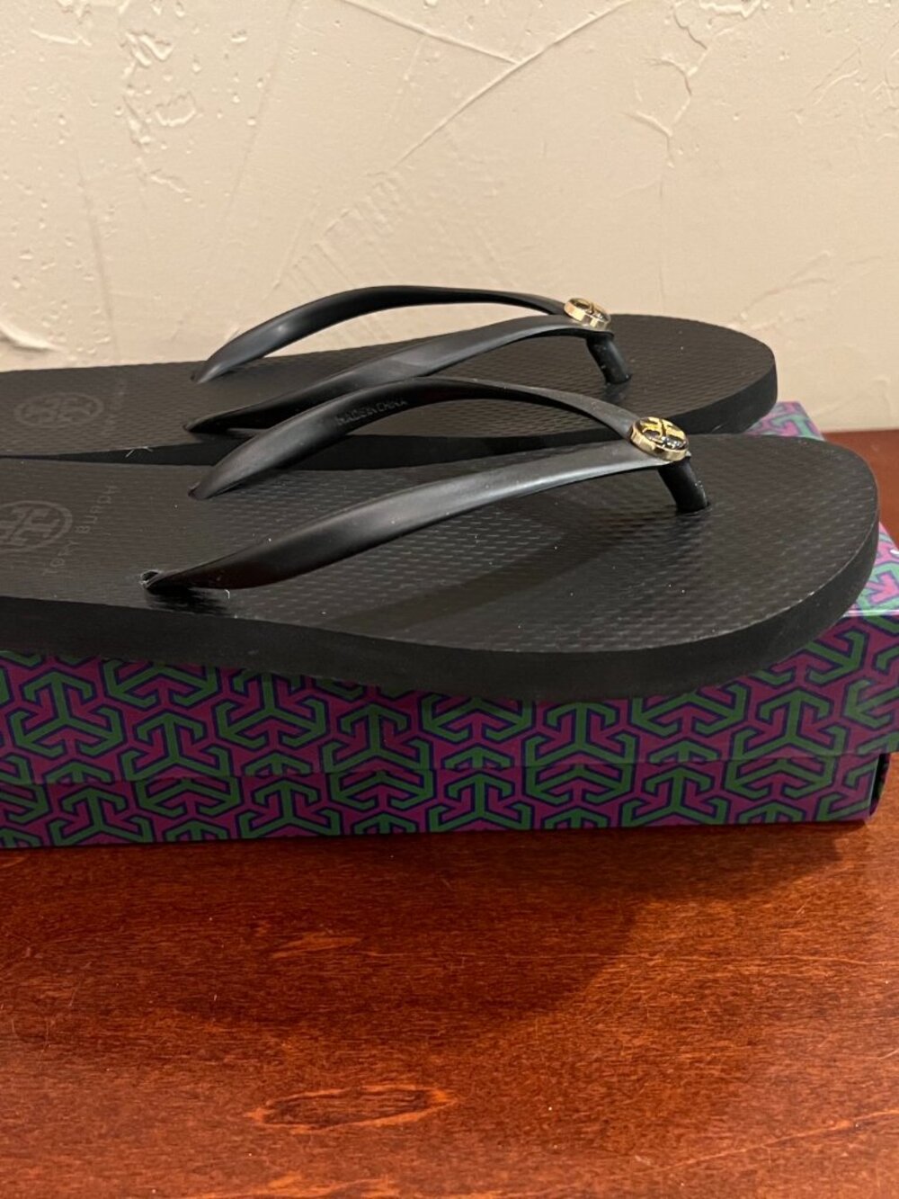 Tory Burch Women’s Black Flip Flop Sandals Gold Logo PVC Thong - Size 7 - Picture 6 of 10